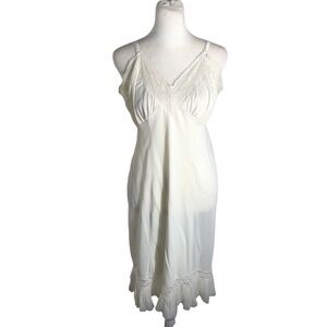 Vintage 1960’s off white pleated hem lace trim slip Size XS/S NO TAGS